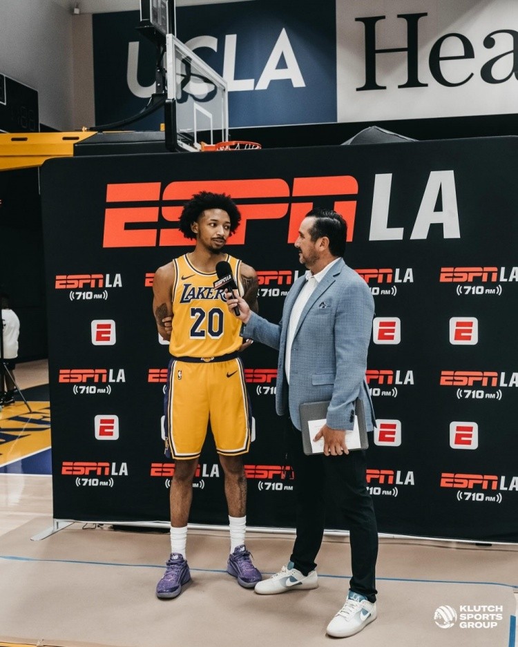 小尼克-史密斯：湖人媒体日球馆里有几百号人 在黄蜂时才20来个