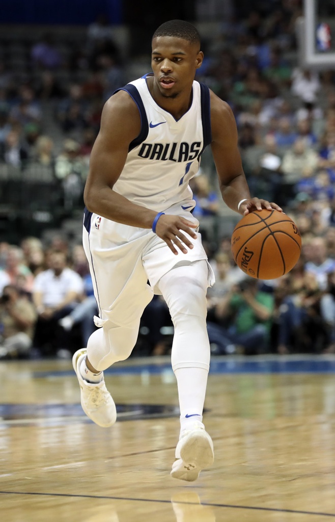 记者：独行侠将在丹尼斯-史密斯与布兰登-威廉姆斯之间二选一